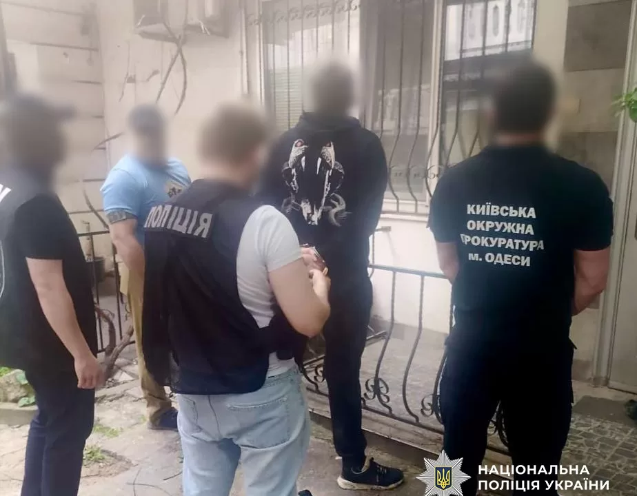Затримання підозрюваних у вимагання грошей в Одесі / Фото: Нацполіція