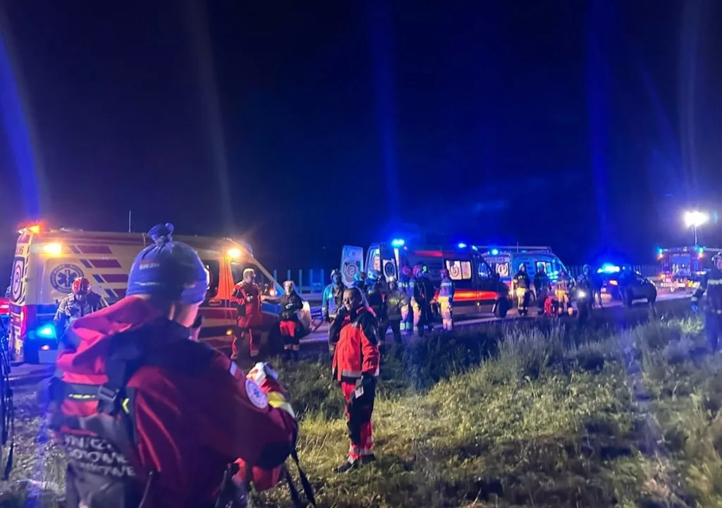 Спасатели и полиция на месте опрокидывания автобуса в Польше / Фото: RMF24