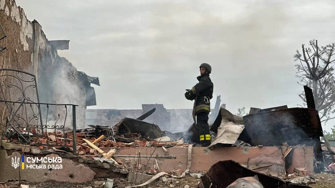 Рятувальники на місці ракетного удару по Сумському району / Фото: Сумська ОВА