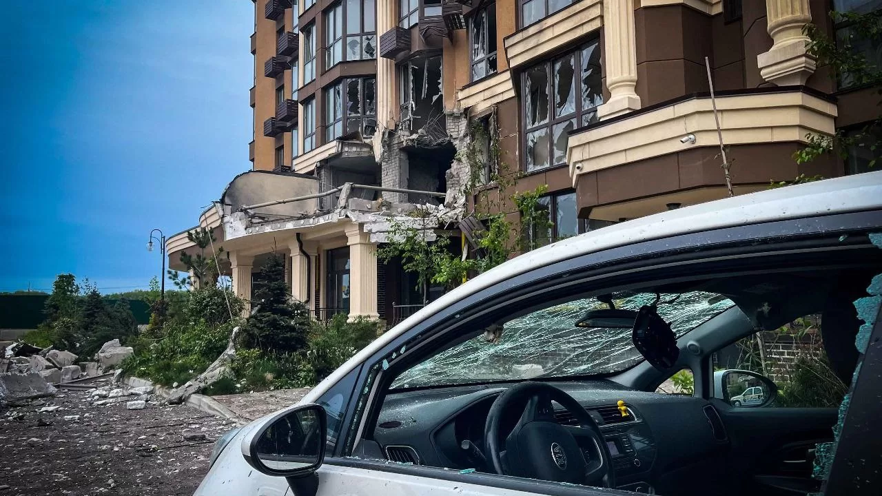 Пошкоджений російським дроном будинок на Київщині / Фото: ДСНС