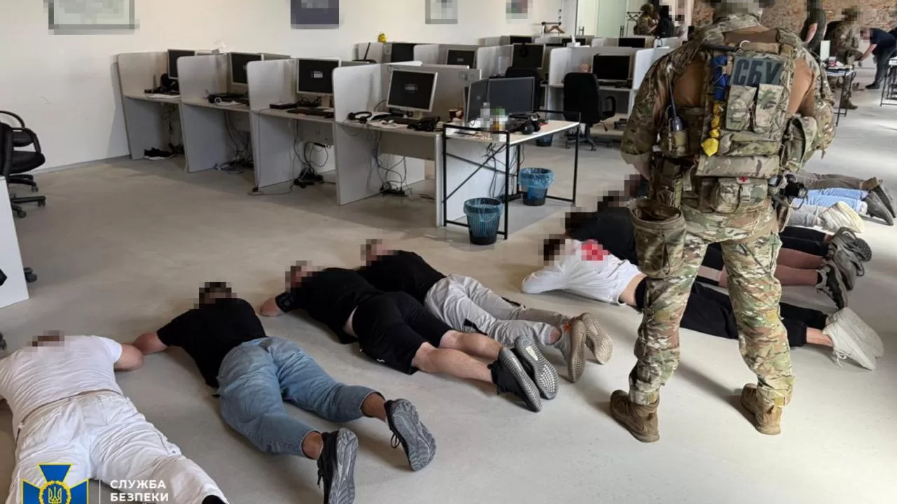 Задержание организаторов мошеннического колл-центра в Закарпатье / Фото: СБУ