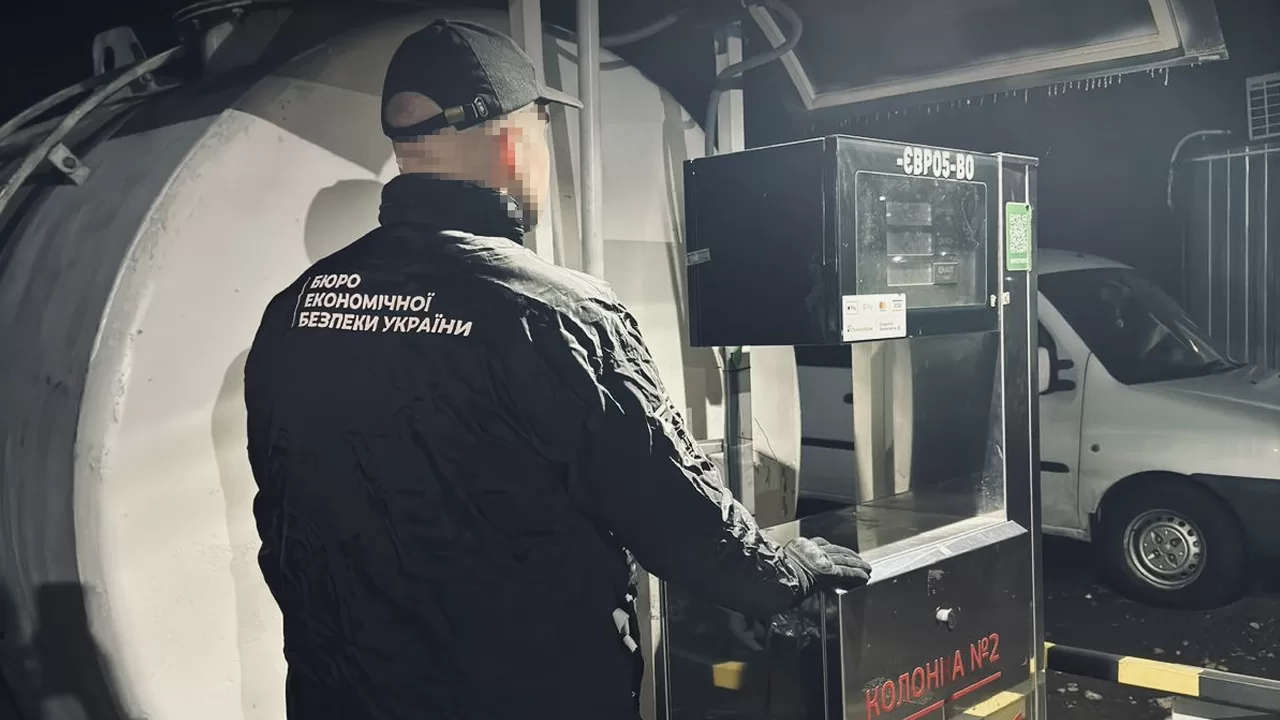 На Київщини чоловік налагодив нелегальний продаж фальсифікованого пального в Обухівському районі / Фото: БЕБ