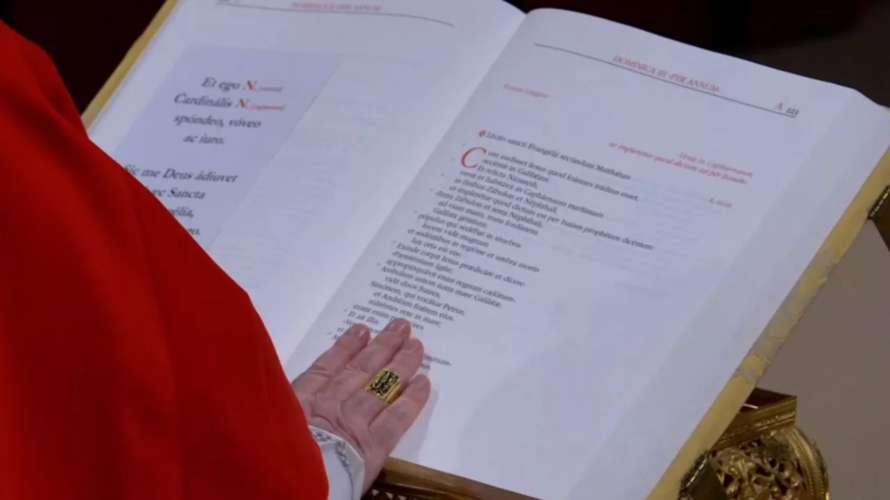 Кардинал приносит клятву тайны / Фото: Vatican Media