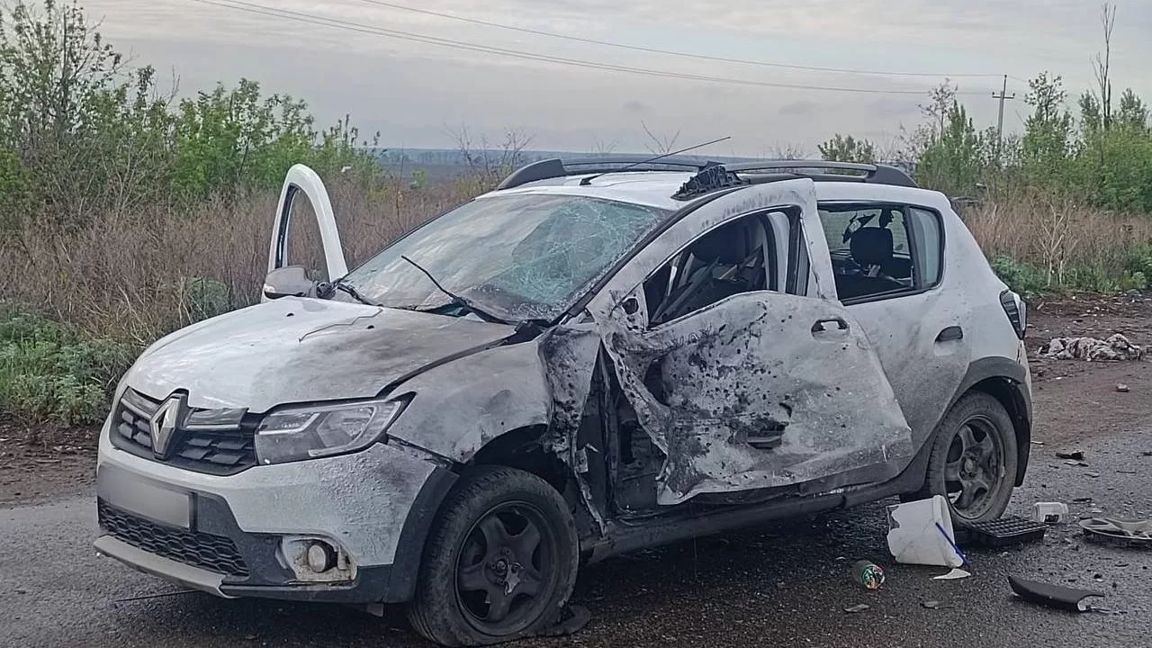 Пошкоджене внаслідок атаки дрона авто на Харківщині / Фото: Харківська обласна прокуратура