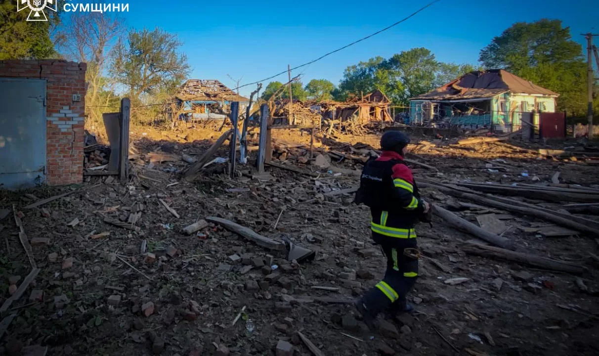 Спасатели на месте авиаудара по Сумщине 8 мая / Фото: ГСЧС