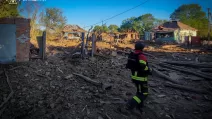 Рятувальники на місці авіаудару по Сумщині 8 травня / Фото: ДСНС