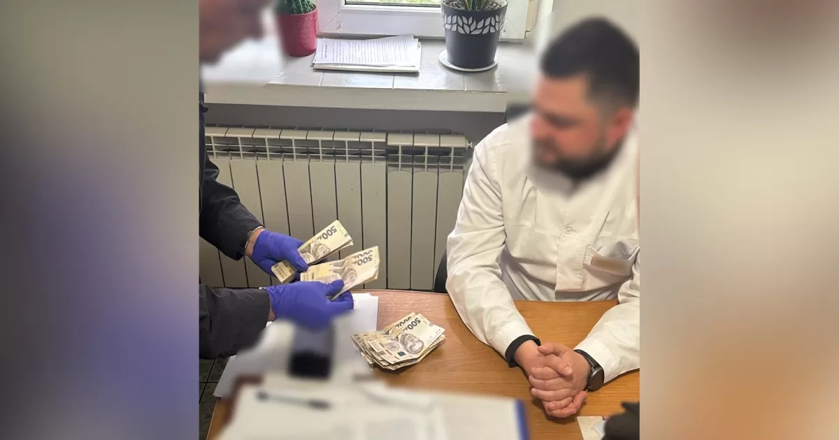 Заведующего отделением одной из больниц Луцка правоохранители задержали во время получения очередного «транша» от военнообязанного / Фото Нацполиция