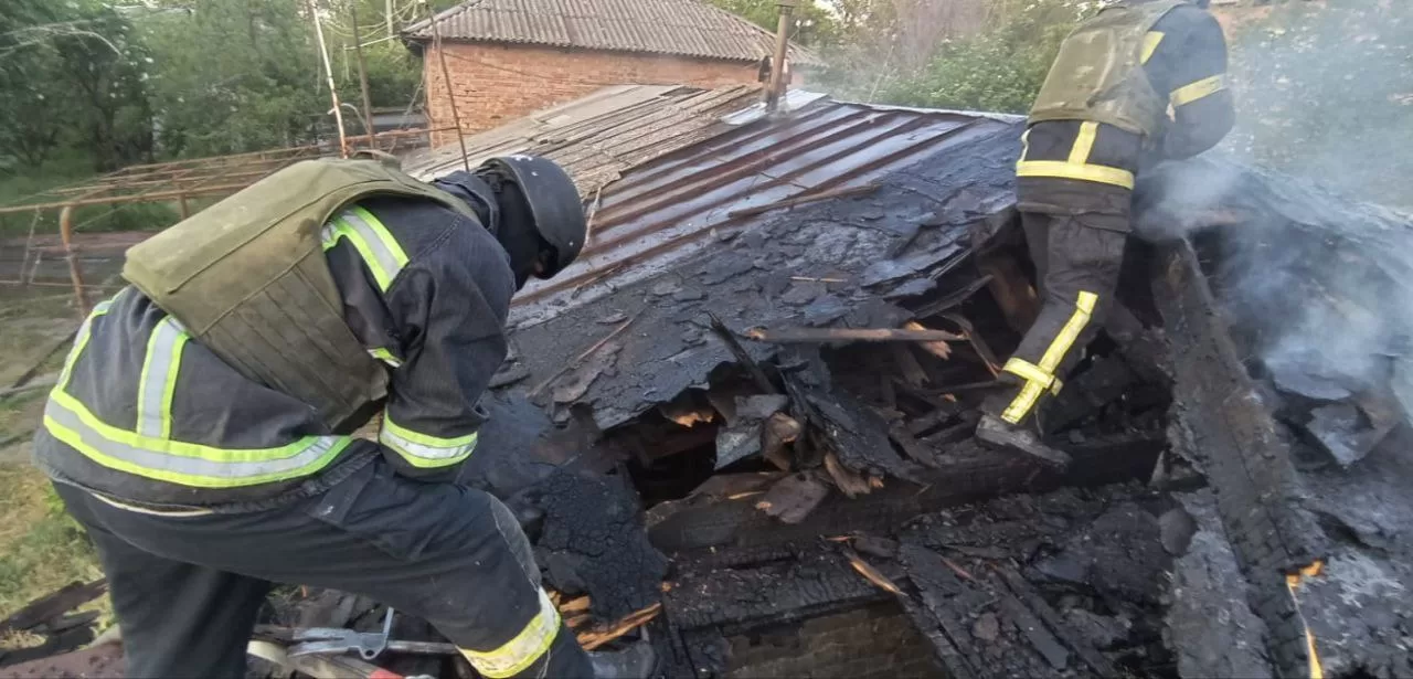 Пожежа на місці обстрілу в Дніпропетровській області / Фото: Сергій Лисак