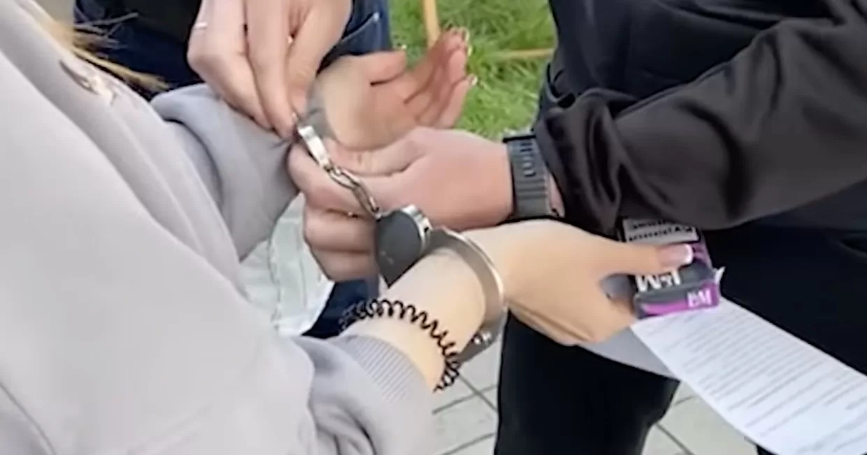 Миллион гривен – за двухлетнего мальчика: в Днепре на продаже ребенка полицейские управления миграционной полиции задержали его мать / Скриншот видео