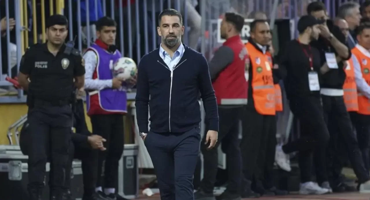 Арда Туран руководит матчем «Эюпспор» / Фото marca.com