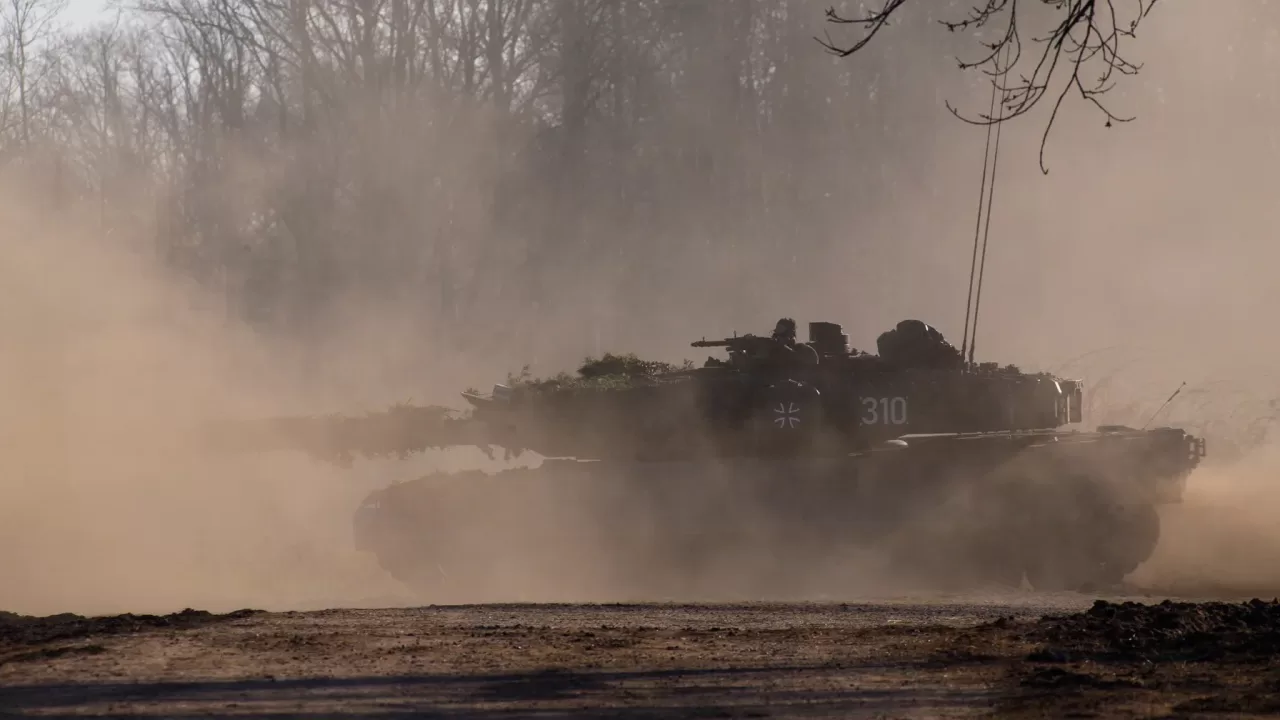 Боевой танк Leopard 2 во время маневров на берегу Эльбы / Фото dpa