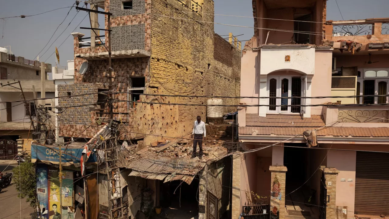 Мужчина стоит на крыше разрушенного дома после военной операции Пакистана против Индии в Рехари, Джамму, 10 мая 2025 года / Фото Reuters