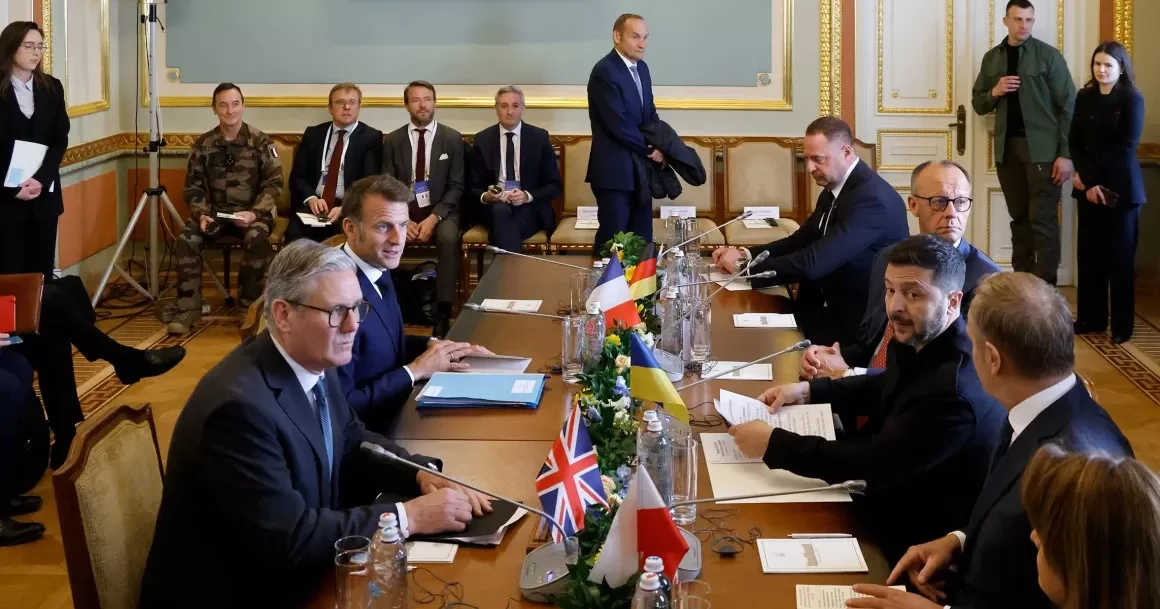 Президент Украины Владимир Зеленский (справа) сидит вместе с лидерами Великобритании, Франции, Польши и Германии на встрече в Мариинском дворце, официальной резиденции президента Украины, в Киеве в субботу, 10 мая / Фото Офис президента