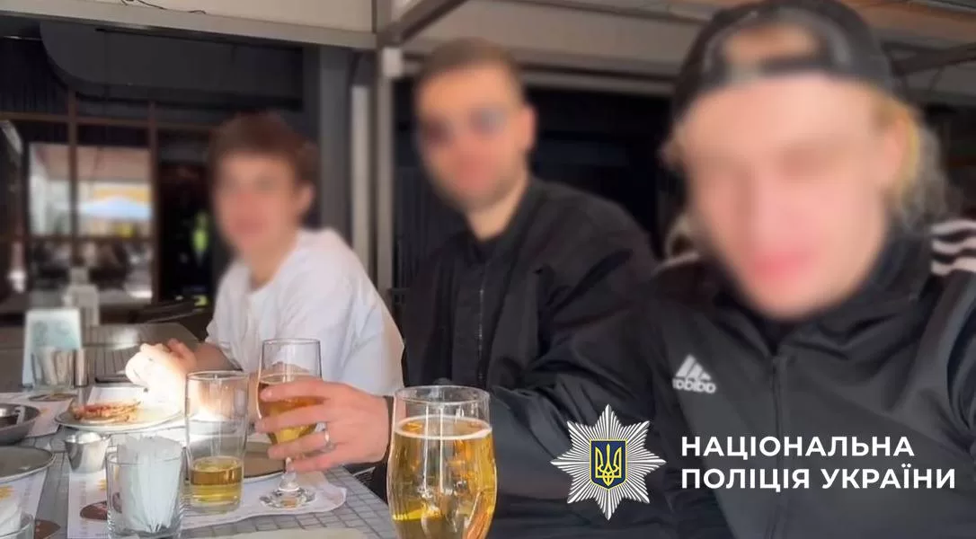 Молодики у прямому ефірі хизувались наявністю незареєстрованої зброї / Кадр з трансляції