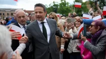 Мэр Варшавы Рафал Тшасковский приветствует своих сторонников во время предвыборного митинга / Фото: REUTERS