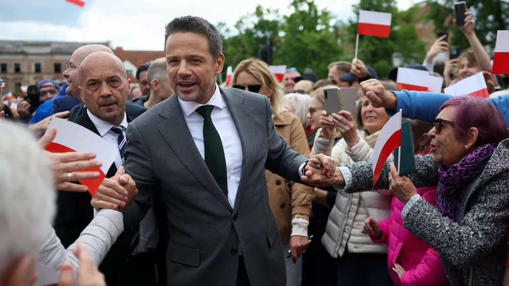 Мер Варшави Рафал Тшасковський вітає своїх прихильників під час передвиборчого мітингу / Фото: REUTERS