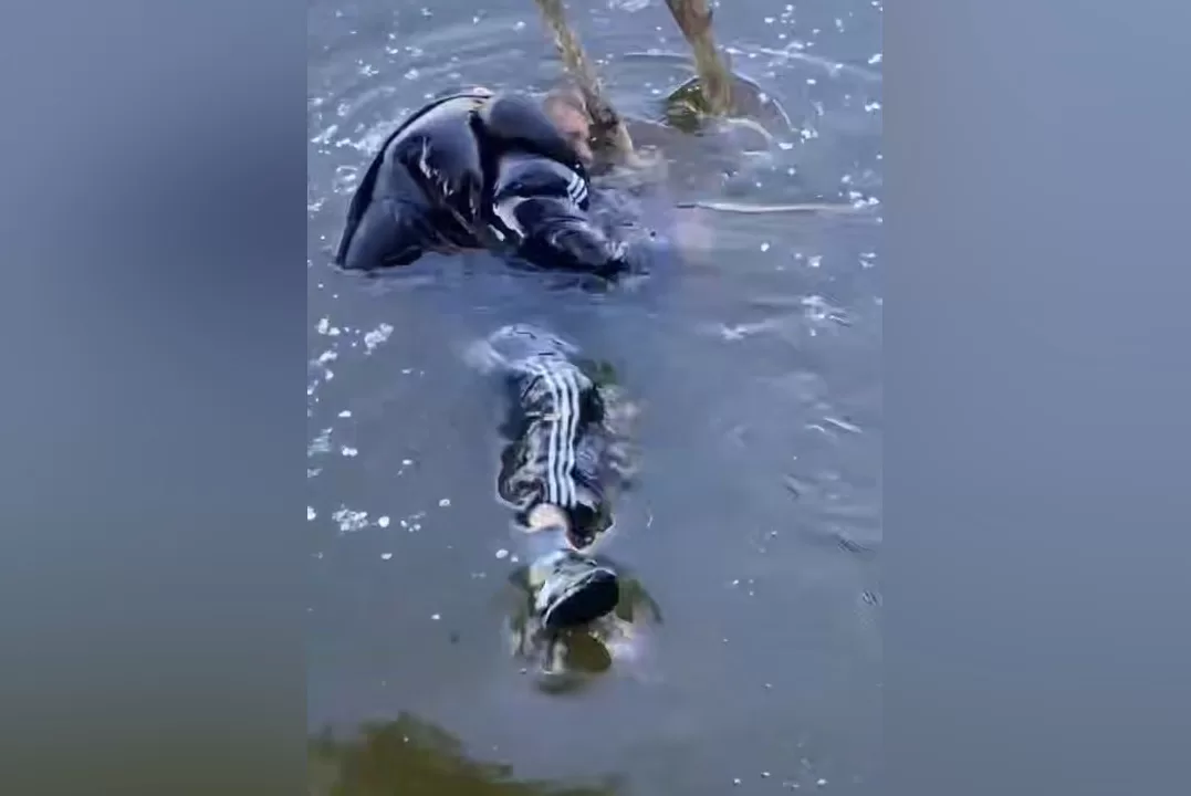 Мужчина тонет в водоеме в Днепре / Скриншот