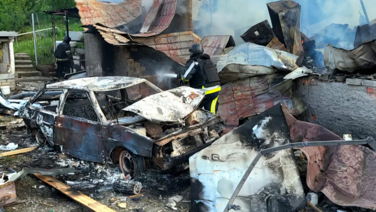 Рятувальники на місці обстрілу / Фото: ДСНС