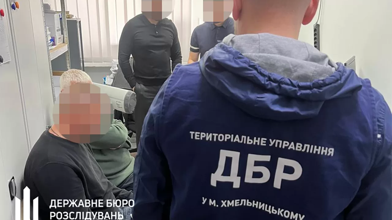 Посадовець колонії виплатив 600 тис. грн працівникам, які не з'являлися на роботі / Фото: ДБР 