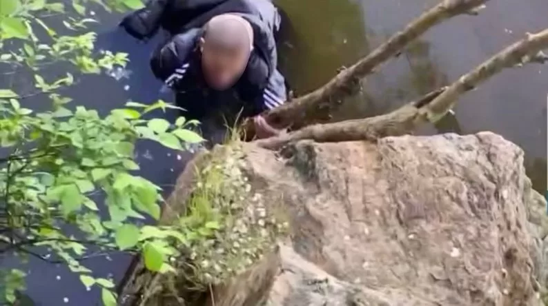 В Днепре правоохранители установили подростков, которые снимали на видео тонущего мужчину / Скриншот