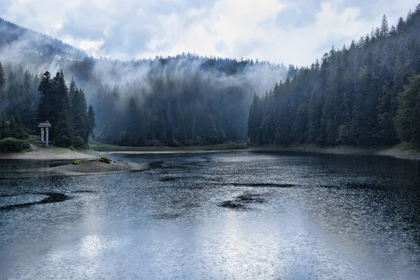 Озеро Синевир у Карпатах / Фото: Depositphotos, valirin