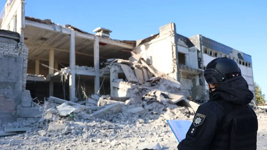 Наслідки влучання півторатонної авіабомби у Куп'янську, Харківська область, жовтень 2024 рок / Фото: Нацполіція