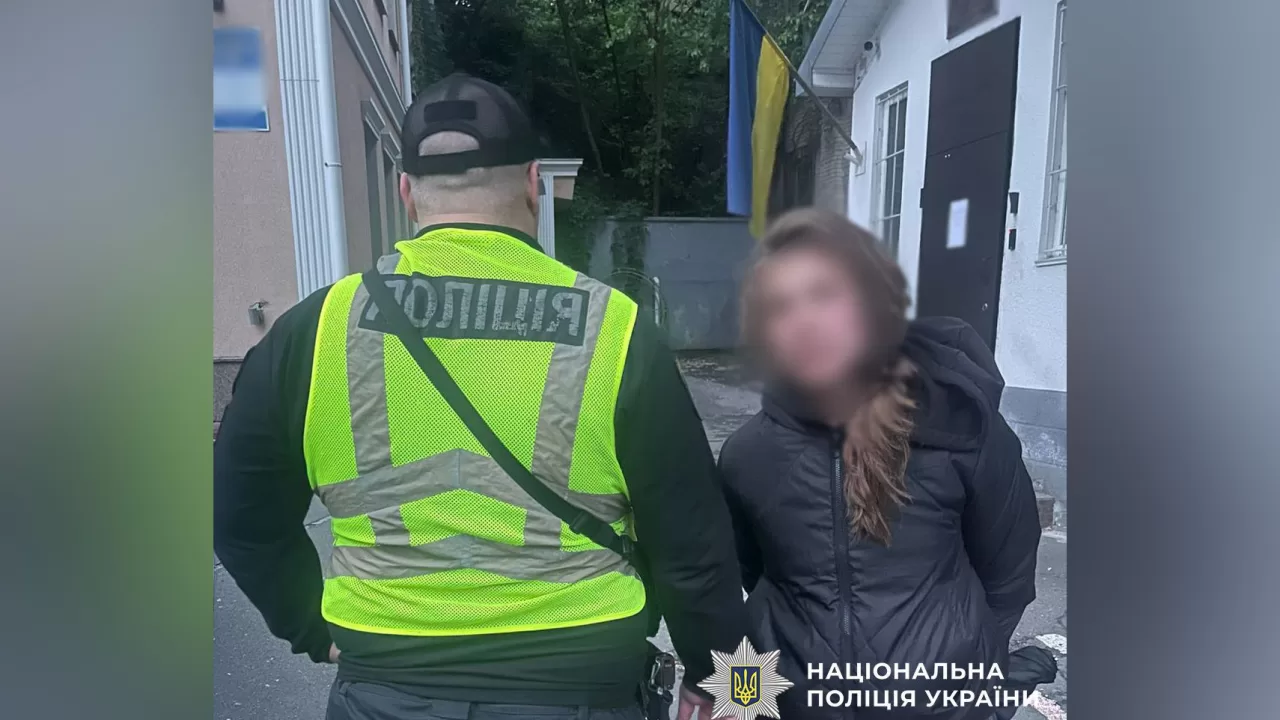 Затримана жінка, яки розгромила Алею Героїв у Києві / Фото: Поліція Києва