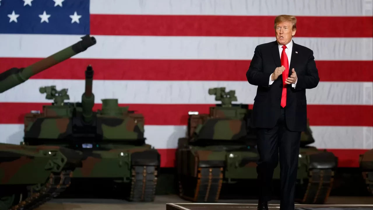 Дональд Трамп на фоне танков M1A1 Abrams / Фото: Evan Vucci/AP/Shutterstock