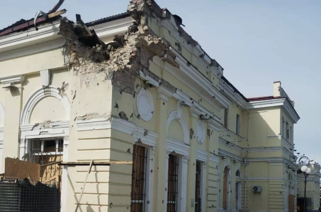Russian army strikes Kherson railway station / Photo: Ukrzaliznytsia