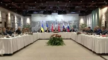 Negotiations between Ukrainian and Russian delegations / Frame from broadcast