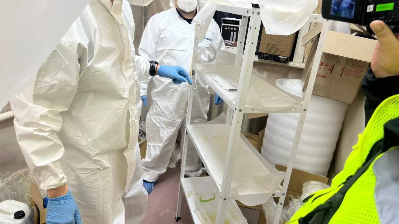 Эксперты в нарколаборатории в Харьковской области / Фото: Сергей Болвинов