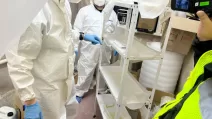 Эксперты в нарколаборатории в Харьковской области / Фото: Сергей Болвинов