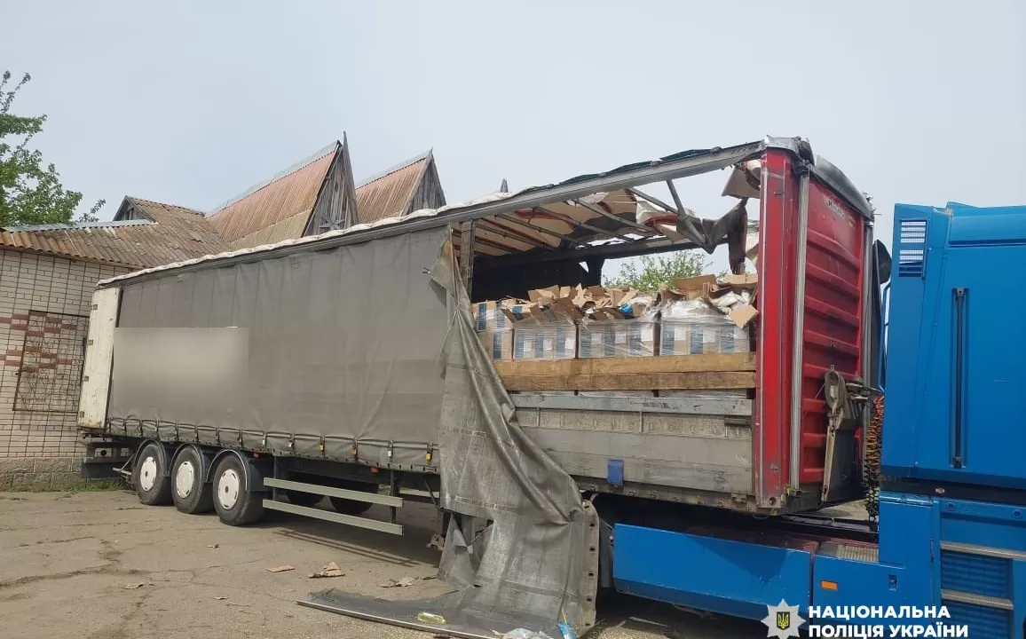 В Урожайному окупанти цілеспрямовано вдарили FPV-дроном по вантажівці з гуманітарною допомогою / Фото Нацполіція