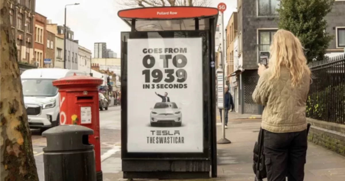 Напис на білборді: “Розганяється з 0 до 1939 за 3 секунди. TESLA – свастокар" / Фото peoplevselon.co.uk