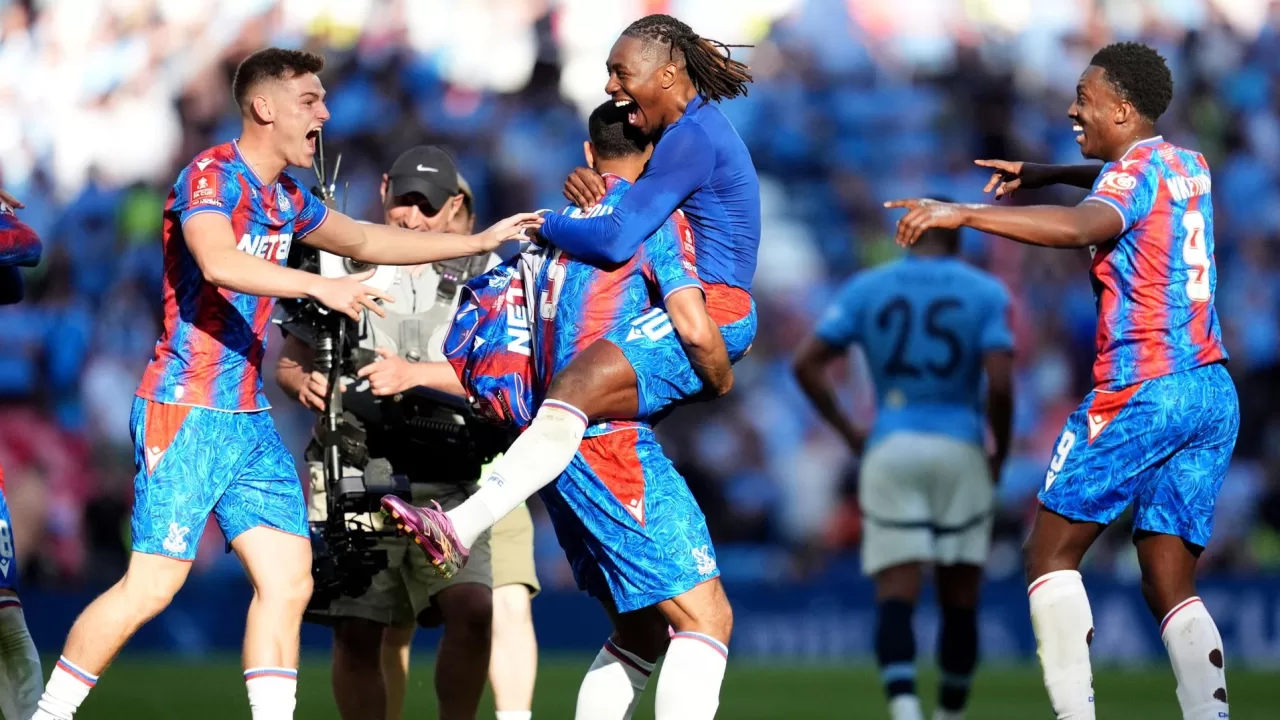 Гравці «Кристал Пелас» святкують історичну перемогу / Фото PA