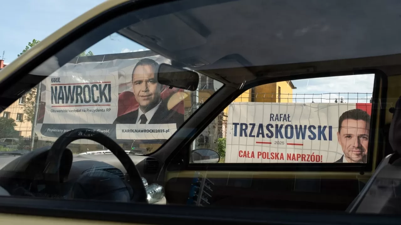 Агитационные баннеры Кароля Навроцкого (слева) и Рафала Тшасковского в Ополе / Фото Bloomberg