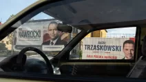 Агитационные баннеры Кароля Навроцкого (слева) и Рафала Тшасковского в Ополе / Фото Bloomberg