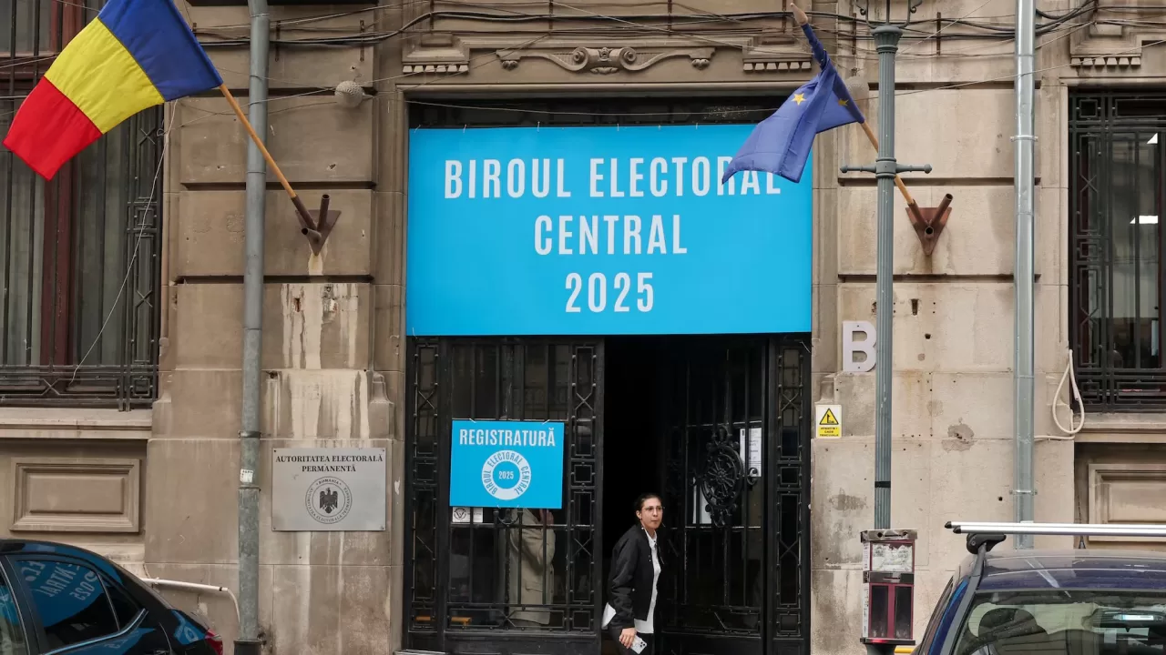 Жінка виходить з Центрального виборчого бюро перед другим туром президентських виборів у Румунії, 17 травня 2025 року / Фото Reuters