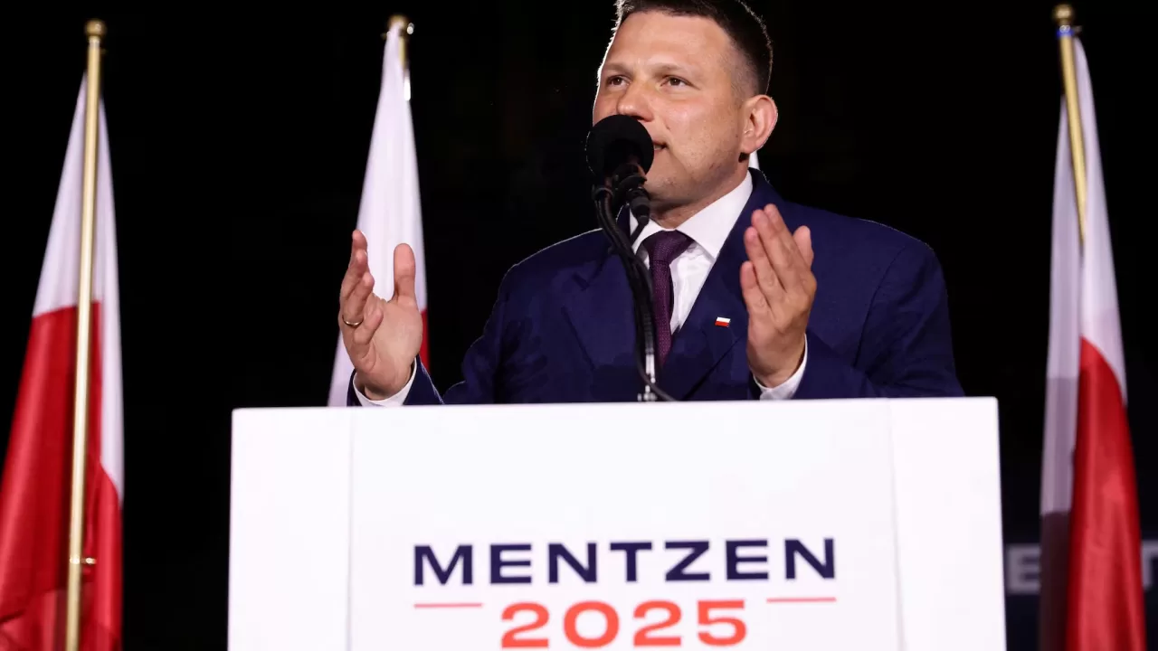Far-right Polish presidential candidate Sławomir Meńczen, who is campaigning for reduced aid to Ukrainian refugees, speaks during a rally on the last day of the election campaign in Krakow, Poland, 16 May 2025 / Photo Reuters