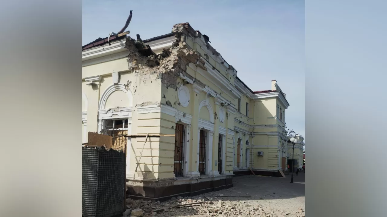 Россияне второй раз за три дня атаковали вокзал в Херсоне / Фото Укрзализныця