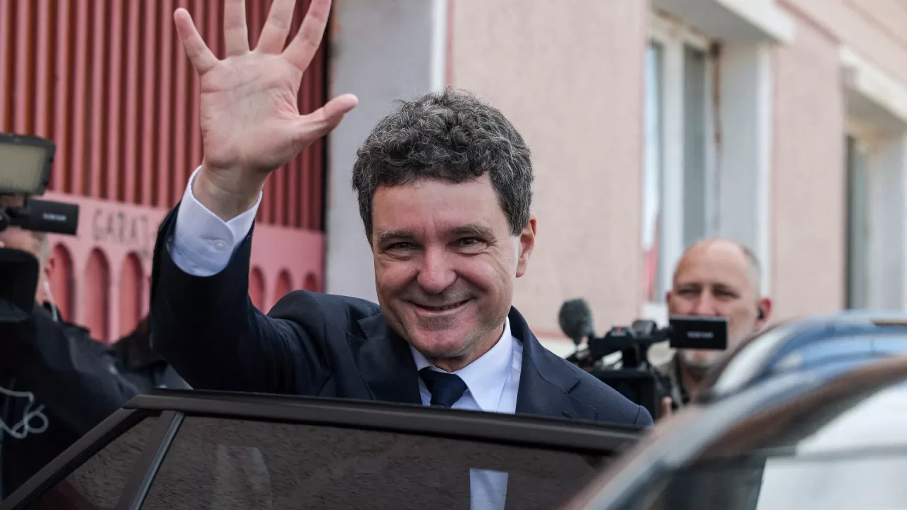 Кандидат у президенти Нікусор Дан вітає виборців після голосування у другому турі президентських виборів у Румунії, 18 травня 2025 року / Фото Reuters