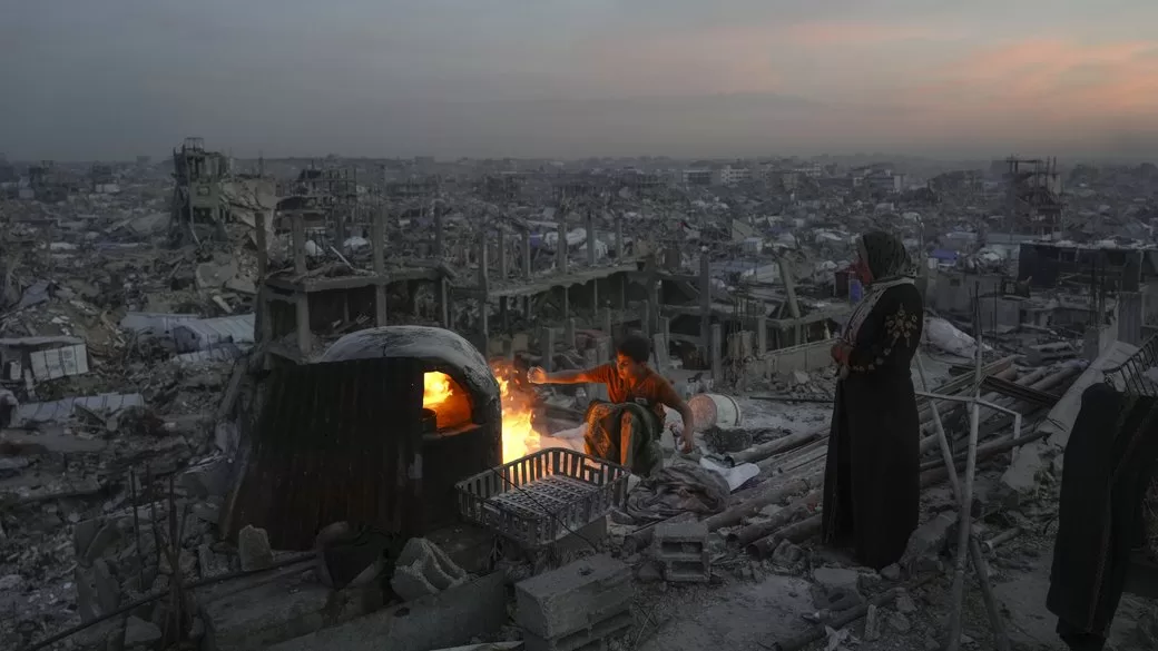 Палестинцы подогревают еду на крыше своего дома, который разрушила израильская армия / Фото: AP