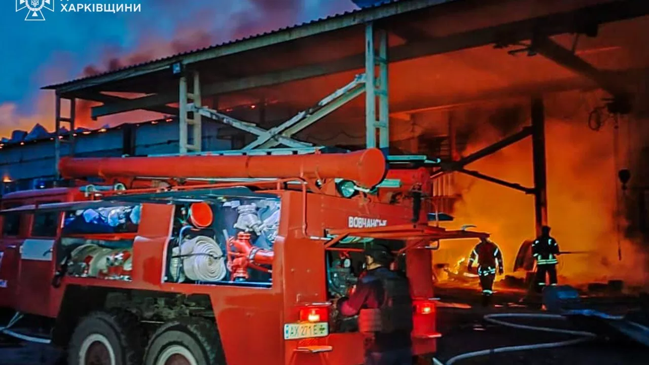 Спасатели на месте атаки дронов в Старом Салтове / Фото: ГСЧС