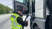 Поліція перевіряє вантажівку / Фото: Патрульна поліція Львівської області