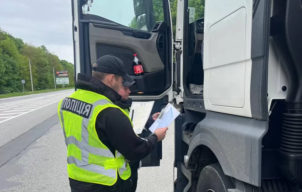 Поліція перевіряє вантажівку / Фото: Патрульна поліція Львівської області