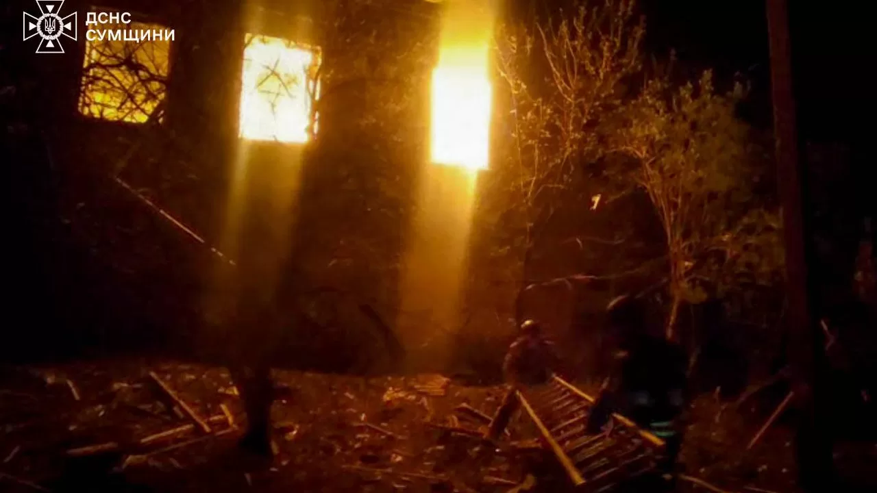 На Сумщині сталася пожежа внаслідок атаки дронів / Фото: ДСНС