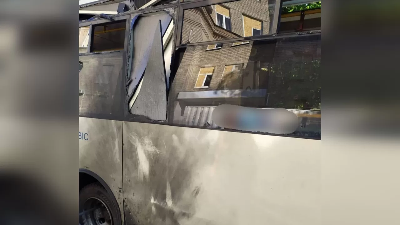 Последствия атаки дрона на автобус в Херсоне / Фото: Херсонский горсовер
