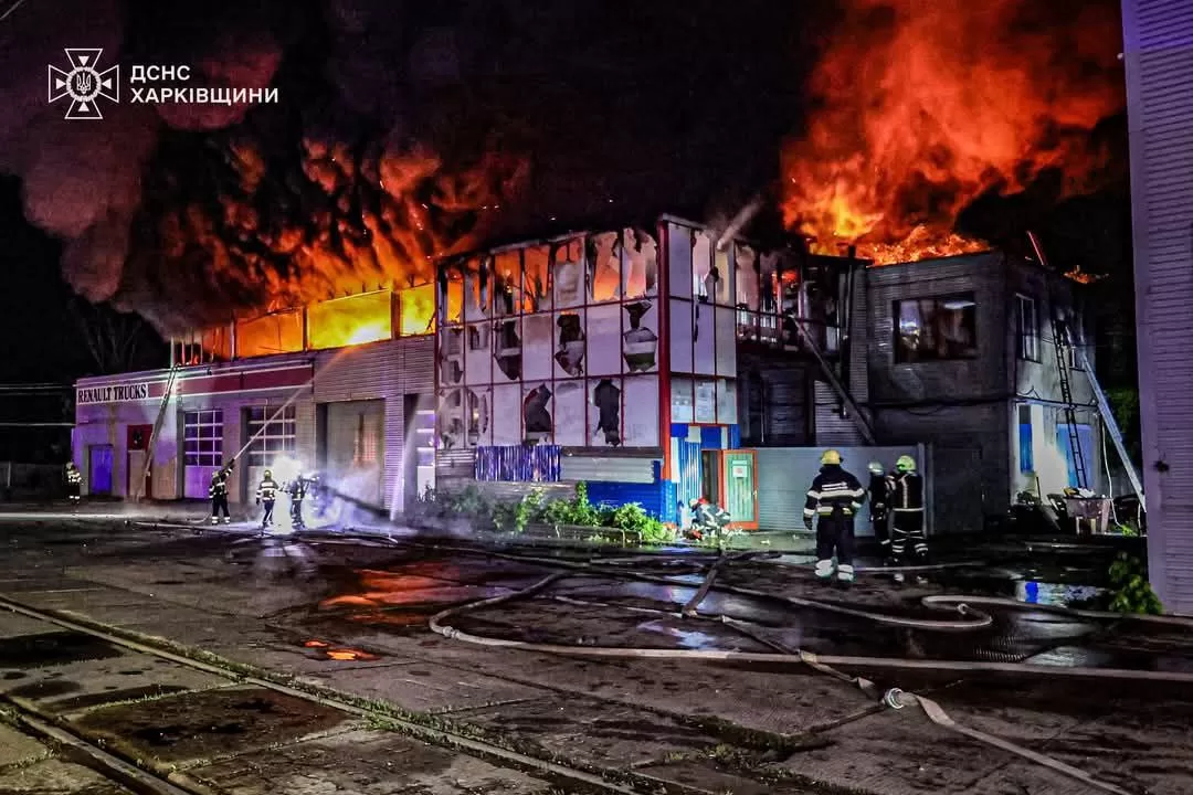 У Харкові сталася масштабна пожежа на СТО / Фото: ДСНС