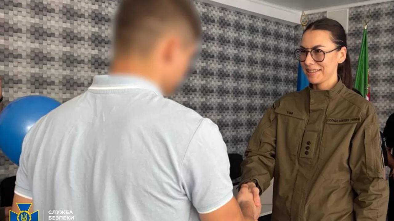 Правоохоронці нагородили підлітків, які повідомили їх про спроби вербування з боку ФСБ / Фото: СБУ