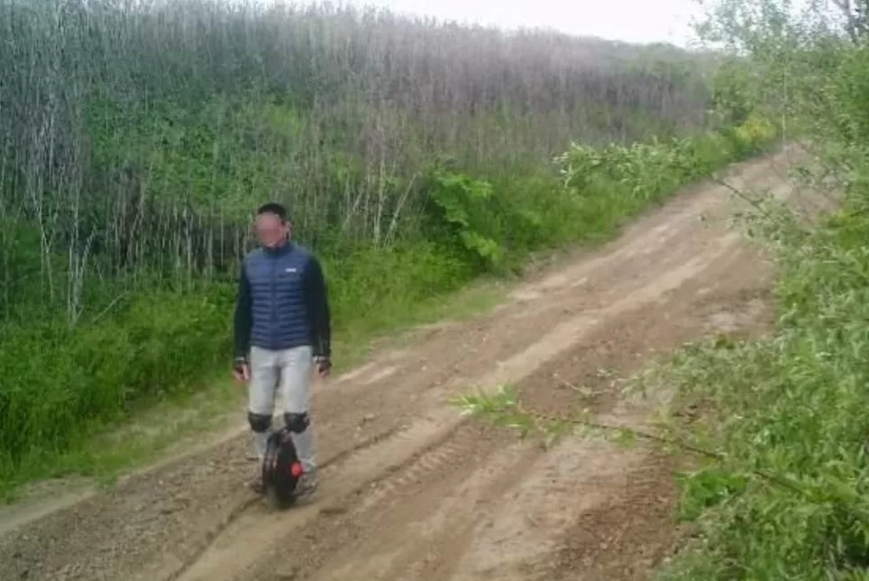 A man tries to cross the border with Slovakia on a monowheel / Photo: State Border Guard Service of Ukraine